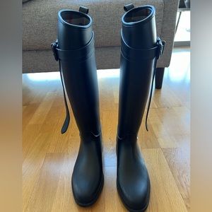 Burberry belted rain boots